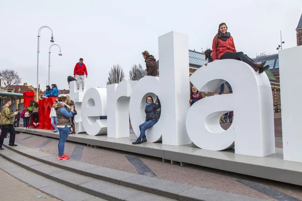 荷兰阿姆斯特丹，2016 年 3 月 31 日。在博物馆广场上刻有"我阿姆斯特丹"字样的信件——城市标志之一。游客过得一定是时候. — 图库照片