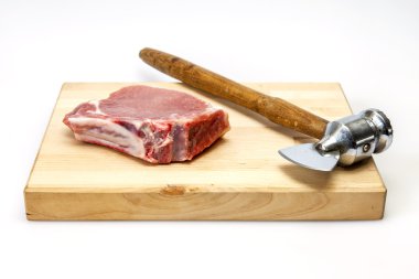 Domuz pirzolası bir taş üzerinde pişirme