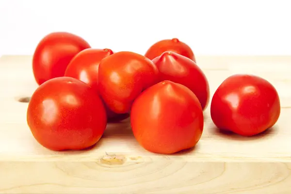 Los tomates frescos de guinda a la mesa —  Fotos de Stock