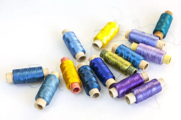 Різнокольорові шовкові нитки для шиття та вишивання — стокове фото