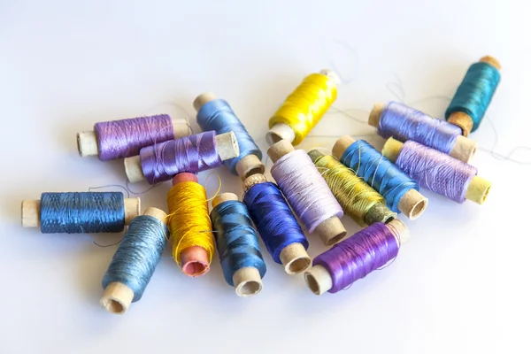 Hilos de seda multicolores para coser y bordar — Foto de Stock