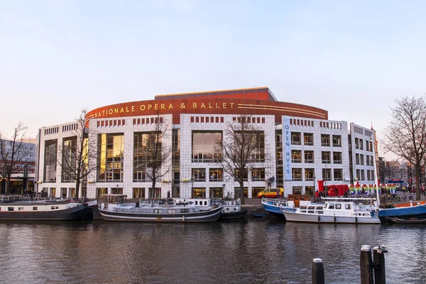Amsterdam, Holandia, 31 marca 2016 r. Ulica widok. Rzeki Amstel. Teatr operowy — Zdjęcie stockowe