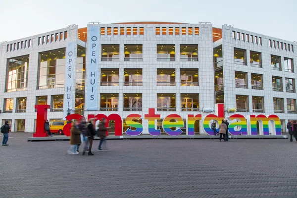 AMSTERDAM, PAYS-BAS, le 31 mars 2016. Le bâtiment du théâtre d'opéra et une lettre de l'inscription I AMsterdam - l'un des symboles de la ville . — Photo