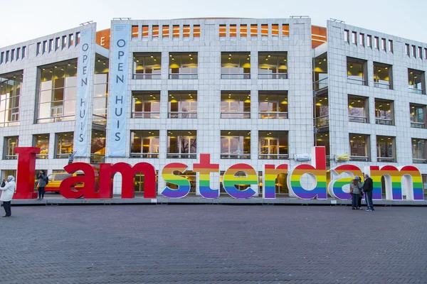 AMSTERDAM, PAYS-BAS, le 31 mars 2016. Le bâtiment du théâtre d'opéra et une lettre de l'inscription I AMsterdam - l'un des symboles de la ville . — Photo
