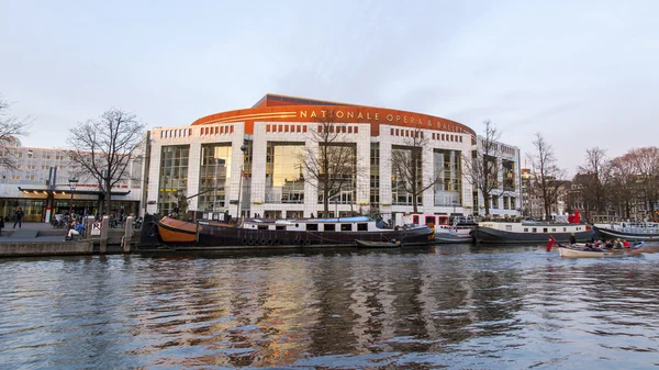 AMSTERDAM, PAESI BASSI il 31 marzo 2016. L'edificio del teatro d'opera sulla riva del fiume Amstel — Foto Stock