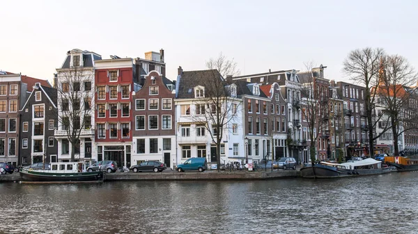 Amsterdam, Nizozemsko na 31 březnu 2016. Typický městský pohled. Budovy, stavby Xvii a Xviii na nábřežích. — Stock fotografie