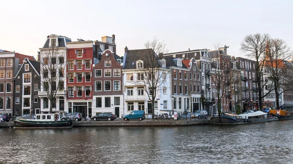 AMSTERDAM, NETHERLANDS on MARCH 31, 2016. Typical urban view. Buildings of the XVII-XVIII construction on embankments. — Stock Photo, Image