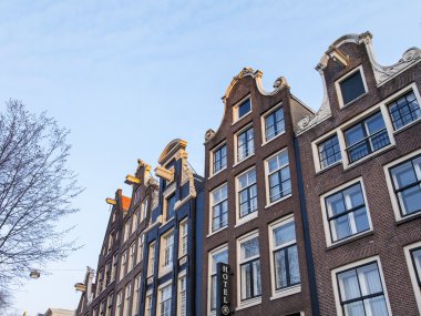 Amsterdam, Hollanda üzerinde 31 Mart 2016. XVII-XVIII inşaat bina cephe tipik mimari detaylar