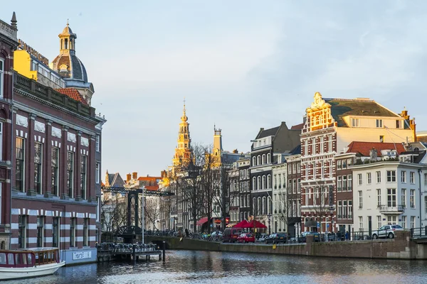 AMSTERDAM, PAYS-BAS, le 31 mars 2016. Une vue urbaine typique — Photo