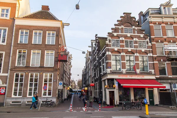 AMSTERDAM, PAÍSES BAJOS 31 DE MARZO DE 2016. Una vista urbana típica — Foto de Stock