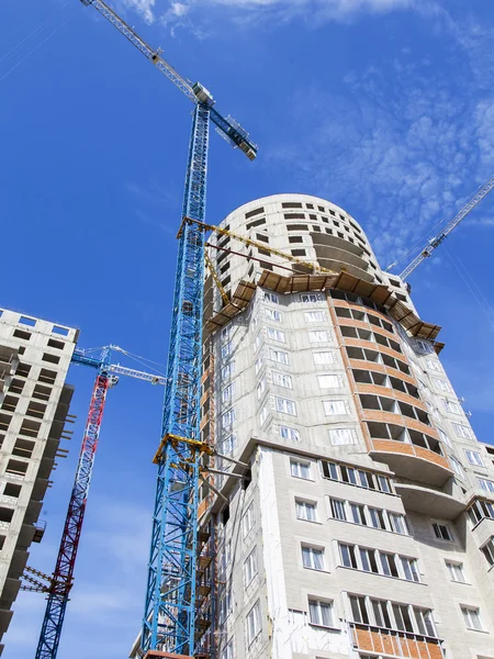 PUSHKINO, RUSSIA, on June 28, 2016. Construction of a multystoried house — Stock Photo, Image