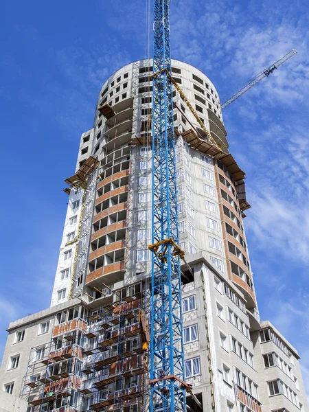 PUSHKINO, RUSSIA, on June 28, 2016. Construction of a multystoried house — Stock Photo, Image
