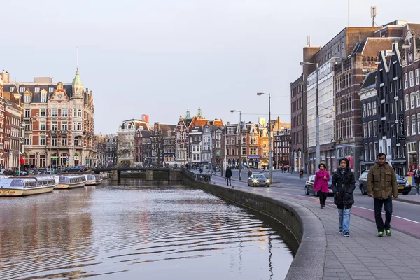 AMSTERDAM, NETHERLANDS on MARCH 31, 2016. Typical urban view. The channel and buildings of the XVII-XVIII construction on embankments. — Stock Photo, Image