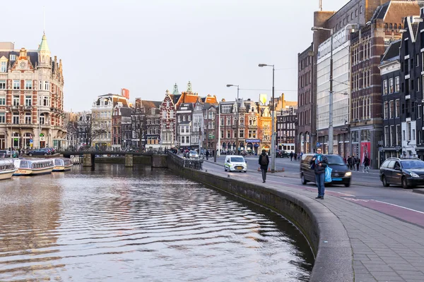 AMSTERDAM, PAÍSES BAJOS 31 DE MARZO DE 2016. Típica vista urbana. El canal y los edificios de la construcción XVII-XVIII sobre terraplenes . — Foto de Stock