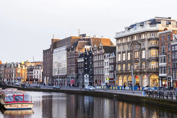 Amsterdam, Nizozemsko na 31 březnu 2016. Typický městský pohled. Kanál a budovy stavby Xvii a Xviii na nábřežích. — Stock fotografie