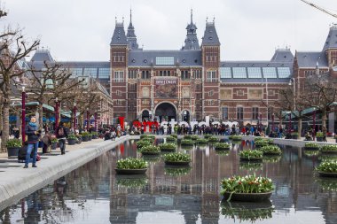   Amsterdam, Hollanda üzerinde 31 Mart 2016. Müze Meydanı'na. Rijksmuseum. Turistler yazıt yakınındaki iyi vakit ben Amsterdam. Lale ile Çiçeklik tarafından dekore edilmiş çeşme