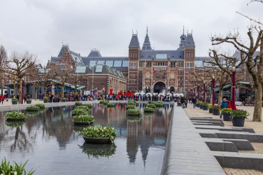   Amsterdam, Hollanda üzerinde 31 Mart 2016. Müze Meydanı'na. Rijksmuseum. Turistler yazıt yakınındaki iyi vakit ben Amsterdam. Lale ile Çiçeklik tarafından dekore edilmiş çeşme