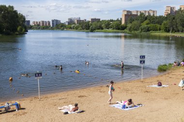 Pushkino, Rusya, 28 Haziran 2016. Şehir manzarası. Nehir Serebrianka. İnsanlar sahilde biraz dinlen. Mesafe karaya evlerde