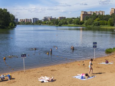 Pushkino, Rusya, 28 Haziran 2016. Şehir manzarası. Nehir Serebrianka. İnsanlar sahilde biraz dinlen. Mesafe karaya evlerde
