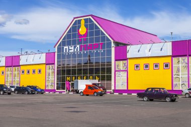 Pushkino, Rusya, 28 Haziran 2016. Yaroslavskoye karayolu üzerinde alışveriş merkezi Pulmart