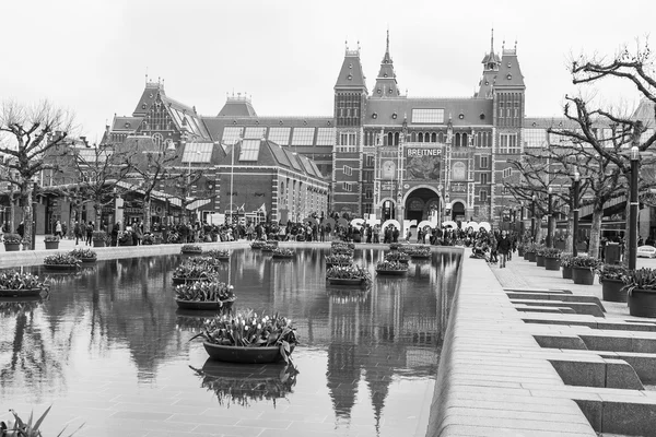 AMSTERDAM, PAÍSES BAJOS 31 DE MARZO DE 2016. Plaza del Museo. Rijksmuseum. Los turistas se divierten cerca de la inscripción I AMjalá. La fuente decorada con macetas con tulipanes — Foto de Stock