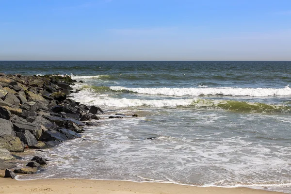 Costa del mar. La línea del oleaje . — Foto de Stock