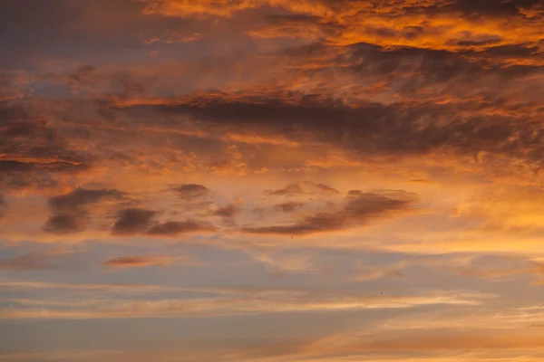 Paisagem celestial pitoresca. As nuvens iluminadas com o sol ao pôr-do-sol — Fotografia de Stock