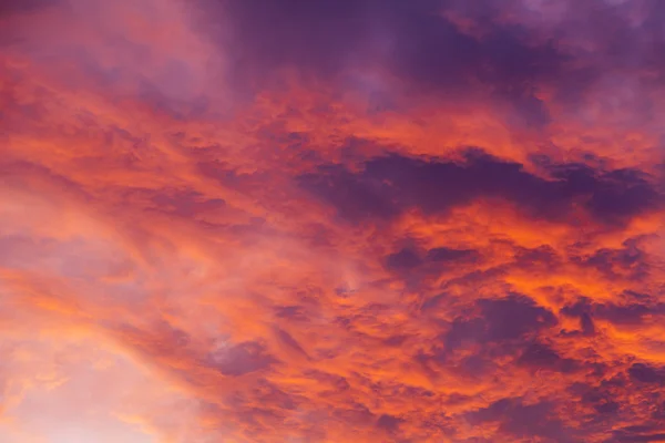 Pittoresco paesaggio paradisiaco. Le nuvole illuminate dal sole al tramonto — Foto Stock