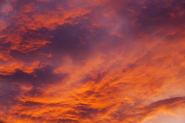 天の風景。雲が太陽と日没時点灯 — ストック写真