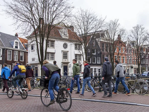 Amsterdam, Nizozemsko na 31 březnu 2016. Typický městský pohled. Chodci jít po ulici — Stock fotografie