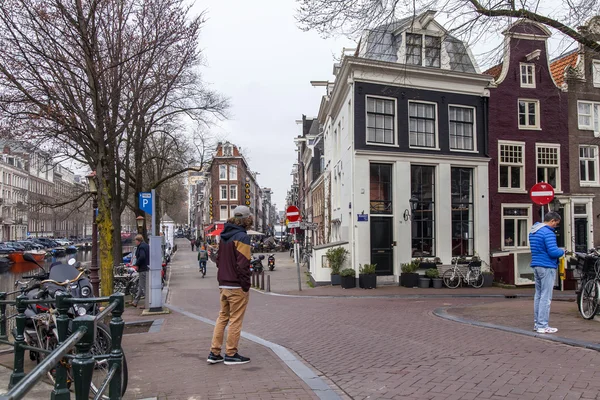 Amsterdam, Nizozemsko na 31 březnu 2016. Typický městský pohled. Chodci jít po ulici — Stock fotografie