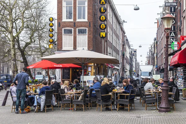 AMSTERDAM, PAYS-BAS, le 31 mars 2016. Vue urbaine typique. Petites tables de café sur le trottoir — Photo