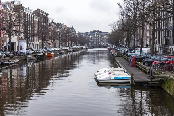 AMSTERDAM, NETHERLANDS on MARCH 31, 2016. Typical urban view. The channel and buildings of the XVII-XVIII construction on embankments. — Stock Photo, Image