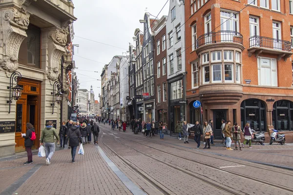 AMSTERDAM, PAESI BASSI il 31 marzo 2016. Tipica vista urbana. Pedoni andare in fondo alla strada — Foto Stock