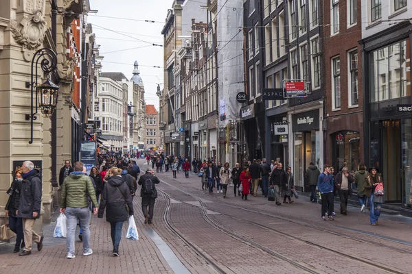AMSTERDAM, PAYS-BAS, le 31 mars 2016. Vue urbaine typique. Les piétons descendent la rue — Photo