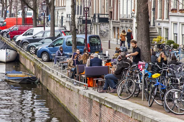 Amsterdam, Nederländerna på den 31 mars, 2016. Typiska urbana vy. Lilla bordlägger av café på trottoaren — Stockfoto