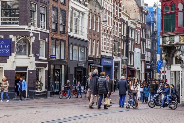 Amsterdam, Niederlande am 31. März 2016. typische Stadtansicht. Fußgänger gehen die Straße hinunter — Stockfoto