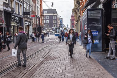 Amsterdam, Hollanda üzerinde 31 Mart 2016. Tipik kentsel görünümü. Yayalar caddeden aşağı git