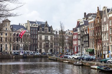 Amsterdam, Hollanda üzerinde 31 Mart 2016. Tipik kentsel görünümü. Kanal ve Binalar bentleri tarihinde XVII-XVIII İnşaat. 