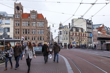 Amsterdam, Hollanda üzerinde 31 Mart 2016. Tipik kentsel görünümü. Yayalar caddeden aşağı git