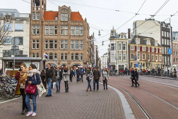 Amsterdam, Nederland op 31 maart 2016. Typisch stedelijke weergave. Voetgangers gaan onderaan de straat — Stockfoto
