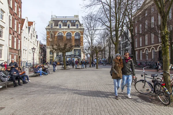 AMSTERDAM, PAYS-BAS, le 31 mars 2016. Vue urbaine typique. Les piétons descendent la rue — Photo