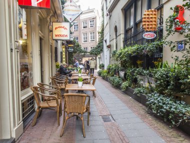 Amsterdam, Hollanda üzerinde 31 Mart 2016. Tipik kentsel görünümü. Cafe kaldırımda küçük tablolar