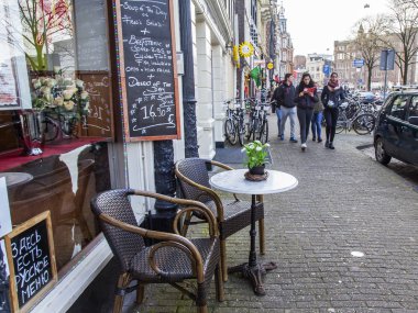 Amsterdam, Hollanda üzerinde 31 Mart 2016. Tipik kentsel görünümü. Cafe kaldırımda küçük tablolar