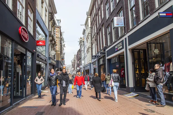 Amsterdam, Nizozemsko na 31 březnu 2016. Typický městský pohled. Chodci jít po ulici — Stock fotografie