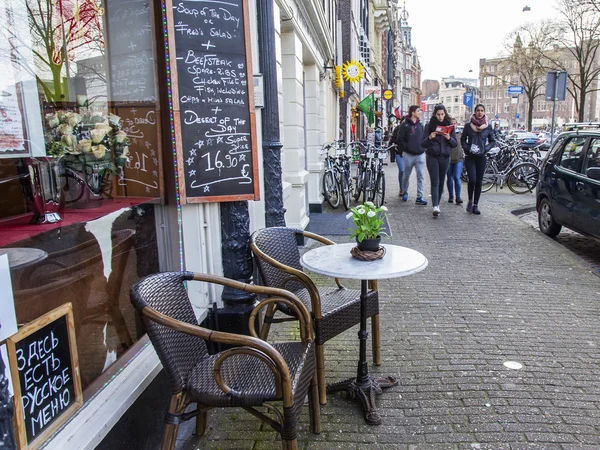 Amsterdam, Hollanda üzerinde 31 Mart 2016. Tipik kentsel görünümü. Cafe kaldırımda küçük tablolar