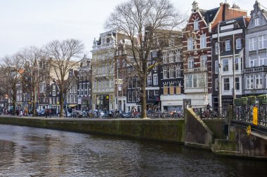 Amsterdam, Hollanda üzerinde 31 Mart 2016. Tipik kentsel görünümü. Kanal ve Binalar bentleri tarihinde XVII-XVIII İnşaat. 