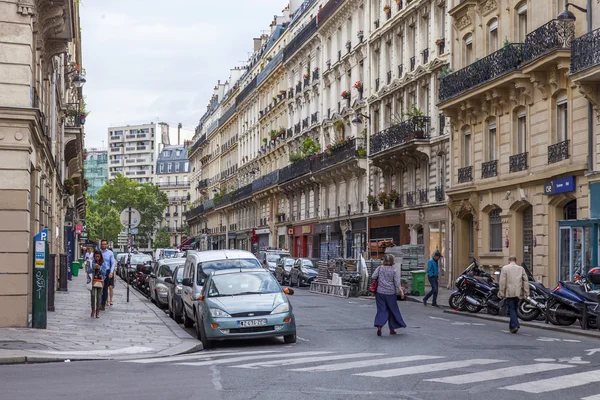 París, Francia, 12 de julio de 2016. La típica calle de la ciudad alrededor de Grande Boulevards . — Foto de Stock