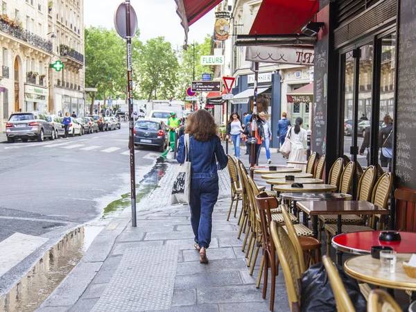 París, Francia, 12 de julio de 2016. Pequeñas mesas de café típico parisino en la acera cerca de una gran ventana . — Foto de Stock