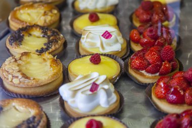 Lezzetli kek gösterisi penceresinde şekerleme mağazası